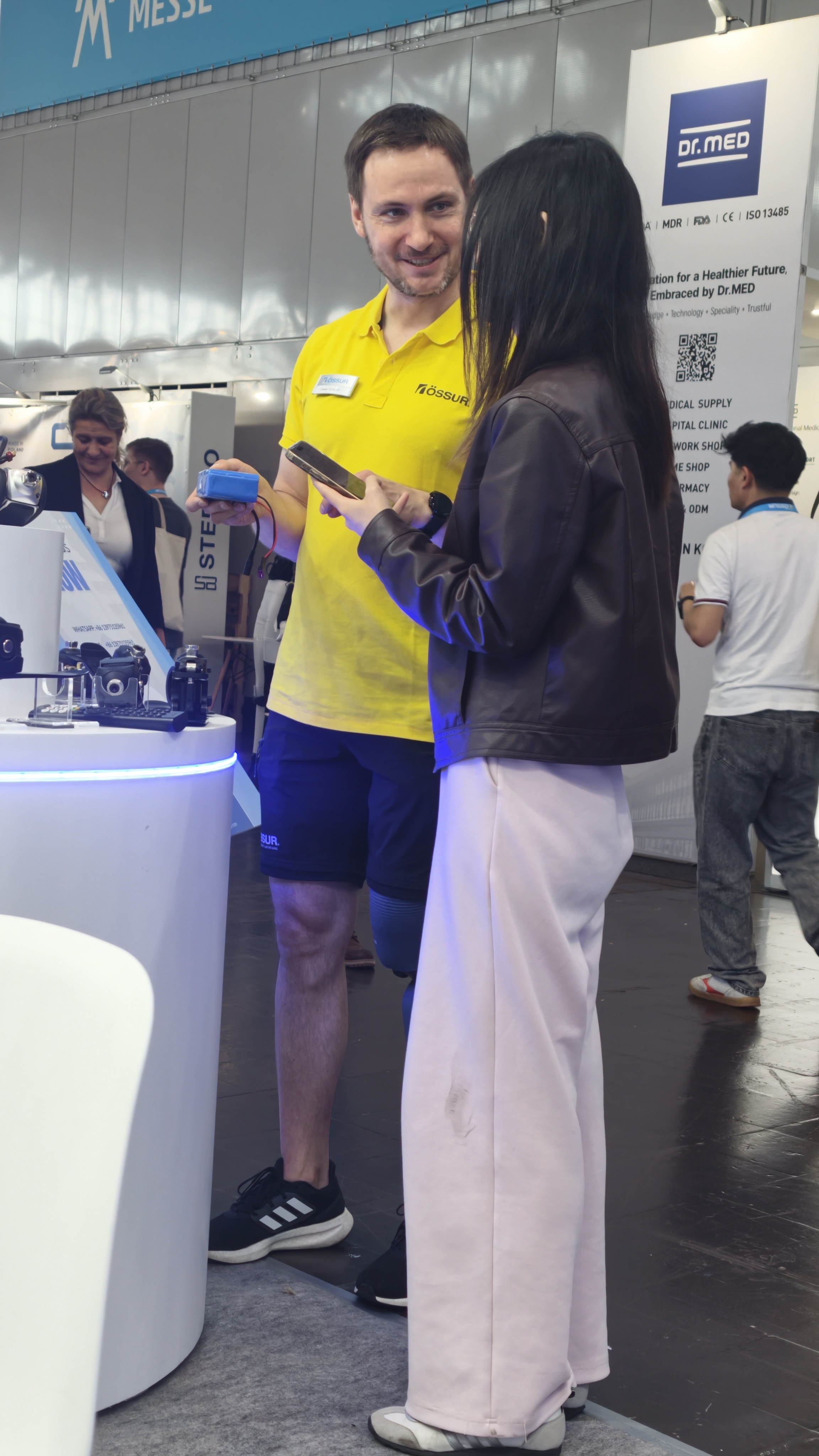 奥索前往展会观摩学习.jpg